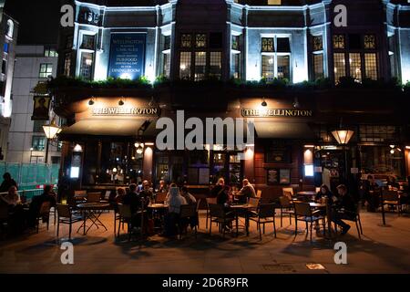 Letzte Nacht der Freiheit als Stufe 2 Lockdown wird auf Versammlungen in Restaurants und Bars in Soho, London, Großbritannien durchgesetzt Stockfoto