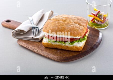 Frische Tomaten, Salat und Weißkäse-Sandwich Stockfoto