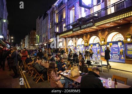 Letzte Nacht der Freiheit als Stufe 2 Lockdown wird auf Versammlungen in Restaurants und Bars in Soho, London, Großbritannien durchgesetzt Stockfoto