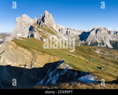 Geisler Berge (Gruppo delle Geisler, Le Geisler, Odles) im Naturpark Puez-Geisler . Die dolomiten des Groedentals (Gröden, Gheirdeina) Stockfoto