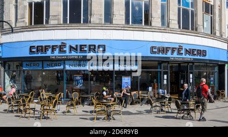 Hastings, Vereinigtes Königreich - Juli 31 2020: Die Fassade von Caffe Nero auf Queens Road Stockfoto