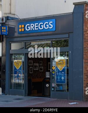 Hastings, Vereinigtes Königreich - Juli 31 2020: Die Fassade von Greggs Bakers auf Queens Road Stockfoto