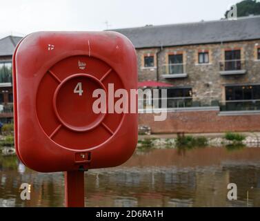Exeter, Vereinigtes Königreich - August 19 2020: Ein Rettungsgürtel an der Kaienseite von Quay Hill Stockfoto