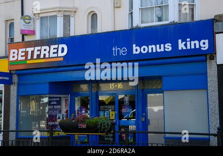 Hastings, Vereinigtes Königreich - Juli 31 2020: Die Fassade von Betfred Bookmakers auf Queens Road Stockfoto