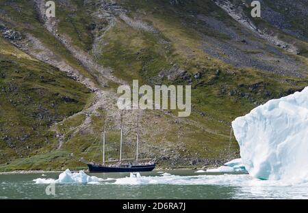 Segelschiff im Fjord, Unartoq Puiattukulooq Bucht im südlichen Grönland. Amerika, Nordamerika, Grönland, Dänemark Stockfoto