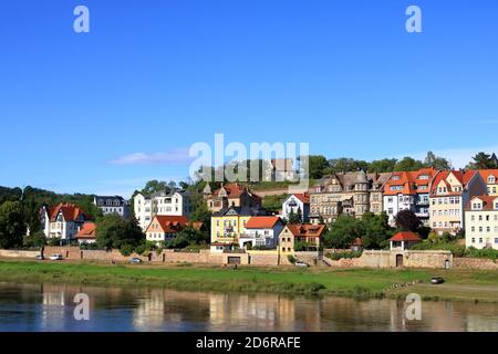 Juli 26 2020 - Meißen/Deutschland: Alte ehemalige Fischerhäuser am Ufer der Elbe im Raum Meißen, Sachsen Stockfoto