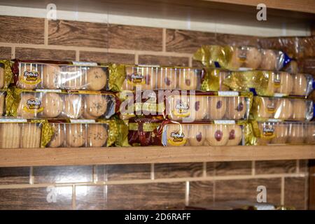 Dehradun, Uttarakhand/Indien Oktober 14 2020:Bakery Biscuits sind bereit zum Verkauf in Indien, diese Kekse sind sehr beliebt für difrent Geschmack. Hochwertige Fotos Stockfoto