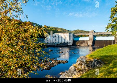 Der Damm über dem Fluss Tummel in der Stadt Pitlochry, Perthshire, Schottland, Großbritannien Stockfoto