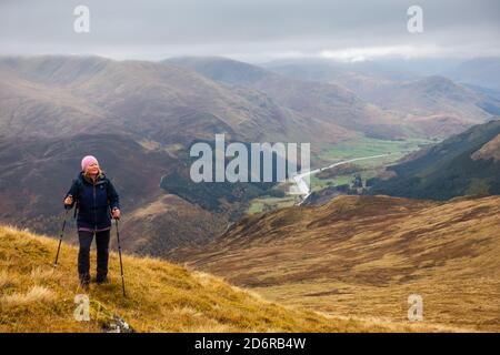 Ein Spaziergänger auf den Hügeln mit Blick auf Glen Lyon und den Fluss Lyon in Perthshire, Schottland, Großbritannien Stockfoto