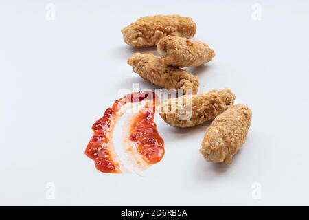 Gebratene Chicken Wings mit süßer Chilisauce Stockfoto