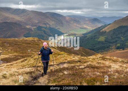 Ein Spaziergänger auf den Hügeln mit Blick auf Glen Lyon und den Fluss Lyon in Perthshire, Schottland, Großbritannien Stockfoto