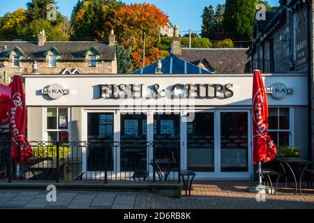 McKay's Hotel, Bar und Restaurant sowie Fish and Chips zum Mitnehmen in der Stadt Pitlochry, Perthshire, Schottland, Großbritannien Stockfoto