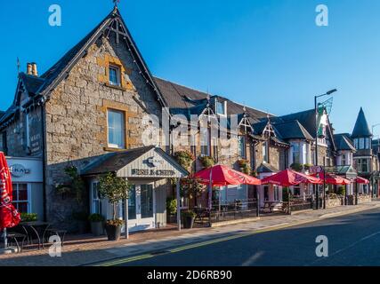 McKay's Hotel, Bar und Restaurant sowie Fish and Chips zum Mitnehmen in der Stadt Pitlochry, Perthshire, Schottland, Großbritannien Stockfoto