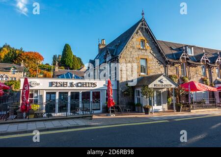 McKay's Hotel, Bar und Restaurant sowie Fish and Chips zum Mitnehmen in der Stadt Pitlochry, Perthshire, Schottland, Großbritannien Stockfoto