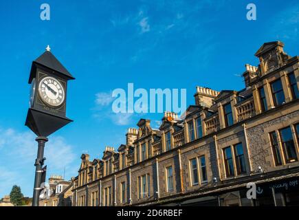 Die Stadtuhr im Zentrum der Stadt Pitlochry, Perthshire, Schottland, Großbritannien Stockfoto