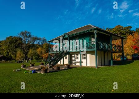 Der Pavillon im Erholungsgebiet und Spielplatz in der Stadt Pitlochry, Perthshire, Schottland, Großbritannien Stockfoto