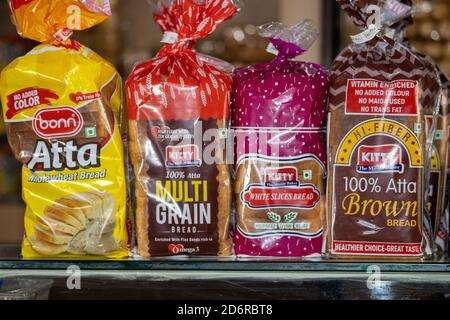 Dehradun, Uttarakhand/Indien-Oktober 14 2020:schönes Foto von verschiedenen Arten von Brot in einem Geschäft, Atta Brot ist sehr beliebt in diesen. Hochwertige Fotos Stockfoto