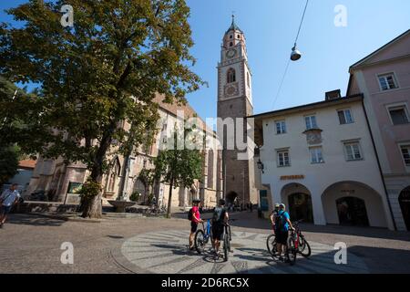 MERAN, ITALIEN, 13. SEPTEMBER 2020 - Blick auf die Altstadt von Meran mit dem St. Nicolò Dom, in der Provinz Bozen, Italien. Stockfoto