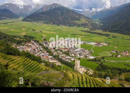 Luftaufnahme des historischen Zentrums von Burgusio, Mals und der Fürstenburg, Vinschgau, Südtirol, Italien Stockfoto