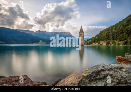 Der Glockenturm der versunkenen Kirche in Curon, Reschensee, Provinz Bozen, Südtirol, Italien. Stockfoto