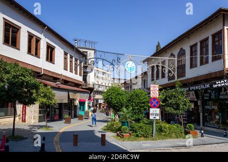 Antakya, Hatay / Türkei - Oktober 08 2020: Blick auf Straßen und Häuser im alten Stadtzentrum von Antakya Stockfoto