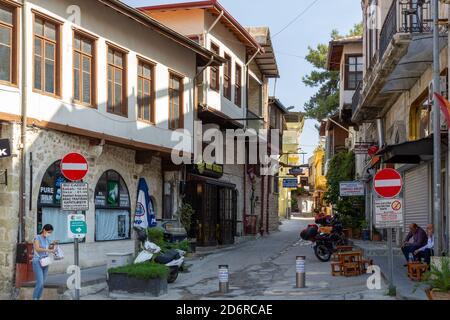 Antakya, Hatay / Türkei - Oktober 08 2020: Blick auf Straßen und Häuser im alten Stadtzentrum von Antakya Stockfoto