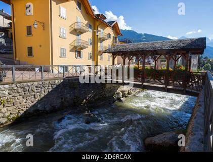 Die typische Holzbrücke mit Blumen simbol der Stadt Ponte di Legno, Provinz Brescia, Italien. Stockfoto