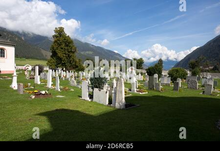 Der kleine Friedhof in der Nähe des Klosters St. John in Mustair, UNESCO Weltkulturerbe, Schweiz. Stockfoto