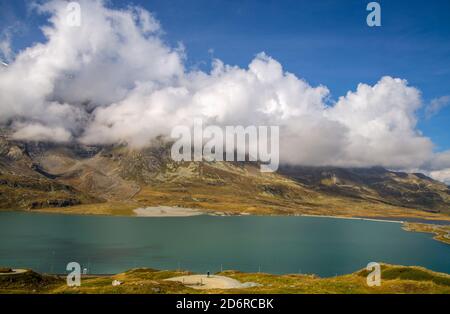 Landschaft am Bernina Pass mit dem Weissen See zwischen Italien und der Schweiz im Sommer. Stockfoto