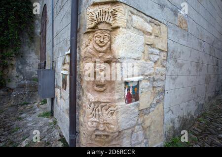 Architektonisches Detail in den Straßen des mittelalterlichen Dorfes Vigoleno, Provinz Piacenza, Emilia Romagna, Italien Stockfoto