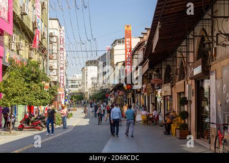Antakya, Hatay / Türkei - Oktober 08 2020: Blick auf Straßen und Häuser im alten Stadtzentrum von Antakya Stockfoto