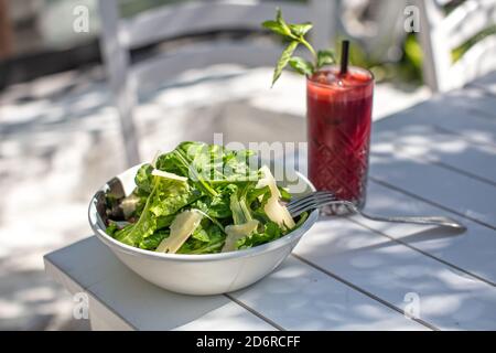 Frischer grüner Salat mit Käse im Garten Stockfoto