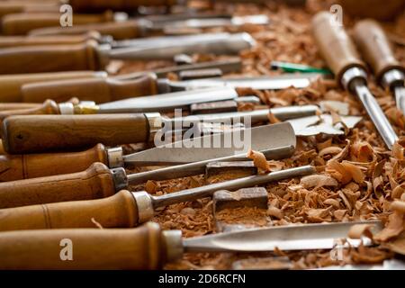 Tischlerholz Schnitzgeräte. Holzbearbeitung, Handwerk und Handarbeit Konzept Stockfoto