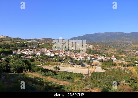 Weinberge an den Hängen des Troodos-Gebirges in der Nähe von Agios Amvrosios. Sonniger Sommertag in Zypern. Stockfoto