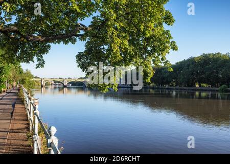 Richmond Lock, Gezeitenkontrolle und Überquerung auf der Themse, Richmond-upon-Thames, Surrey, England im Sommer Stockfoto