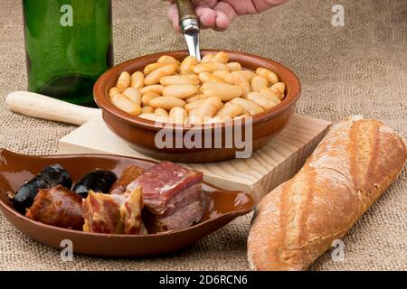 Asturian fabada, oder einfach fabada, ist das traditionelle Gericht der asturischen Küche mit asturischen Faba (in asturischen, fabes), Würstchen wie Chorizo Stockfoto