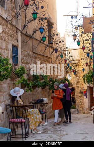 Mardin / Türkei - Oktober 10 2020: Blick auf Straßen und Häuser im alten Stadtzentrum von Mardin Stockfoto