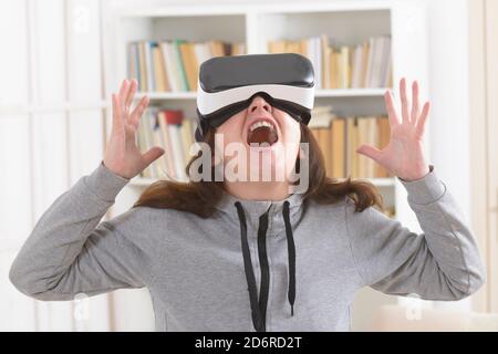 Frau mit virtual-Reality-Kopfhörer zu Hause Stockfoto