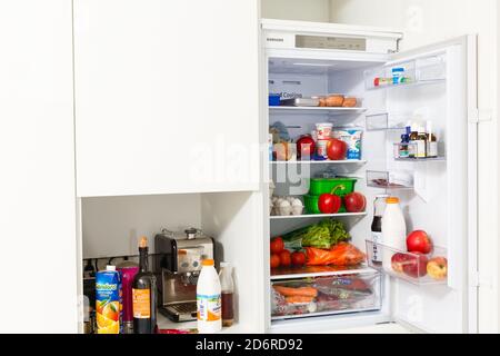 offenen Kühlschrank mit Lebensmitteln gefüllt Stockfoto