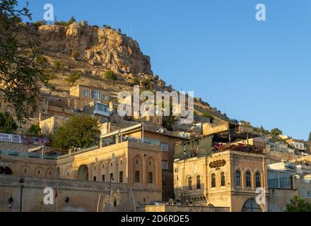 Mardin / Türkei - Oktober 10 2020: Mardin Schloss und alte Mardin Häuser Stockfoto