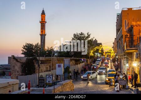 Mardin / Türkei - Oktober 10 2020: Blick auf Straßen und Häuser in der Altstadt von Mardin bei Nacht Stockfoto