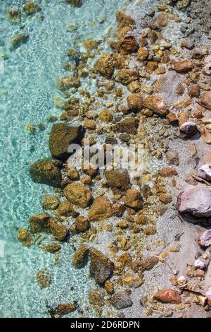 soca Fluss mit steinigen Flussufer Stockfoto