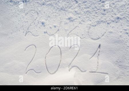 Inschriften auf dem Schnee 2020 2021. 2020 endete und es war mit Schnee bedeckt Stockfoto