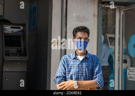 Dehradun, Uttarakhand/Indien-Oktober 14 2020:EIN Kunde außerhalb der Bank trägt eine Gesichtsmaske als Vorsichtsmaßnahme für die Corona-Epidemie in Indien. Hochwertige Fotos Stockfoto