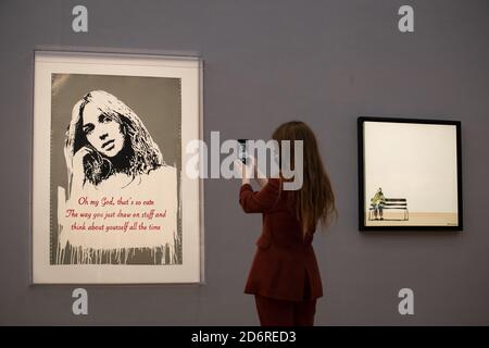 Ein Galerist macht ein Bild neben Oh My God 2006 von BANKSY (L) mit einem Richtpreis von £700,000 bis £1,000,000 und Weston Super Mare 1999 von BANKSY (R) mit einem Richtpreis von £400,000-£600,000 bei Bonhams im Zentrum von London vor dem bevorstehenden Post-war and des Auktionshauses Angebot für zeitgenössische Kunst am 22. Oktober. Stockfoto