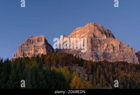 Monte Pelmo, eines der Wahrzeichen der Dolomiten, erhebt sich über das Zoldo-Tal. Die Dolomiten von Venetien sind Teil des UNESCO-Weltkulturerbes. Europa, Stockfoto