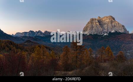 Monte Pelmo, eines der Wahrzeichen der Dolomiten, erhebt sich über das Zoldo-Tal. Die Dolomiten von Venetien sind Teil des UNESCO-Weltkulturerbes. Europa, Stockfoto