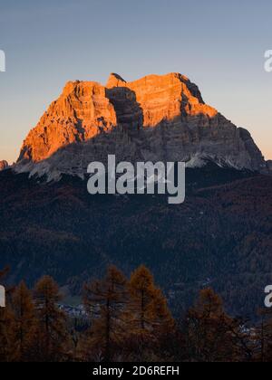 Monte Pelmo, eines der Wahrzeichen der Dolomiten, erhebt sich über das Zoldo-Tal. Die Dolomiten von Venetien sind Teil des UNESCO-Weltkulturerbes. Europa, Stockfoto