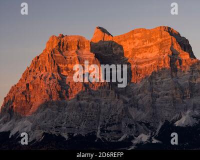 Monte Pelmo, eines der Wahrzeichen der Dolomiten, erhebt sich über das Zoldo-Tal. Die Dolomiten von Venetien sind Teil des UNESCO-Weltkulturerbes. Europa, Stockfoto