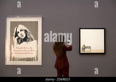 Ein Galerist macht ein Bild neben Oh My God 2006 von BANKSY (L) mit einem Richtpreis von £700,000 bis £1,000,000 und Weston Super Mare 1999 von BANKSY (R) mit einem Richtpreis von £400,000-£600,000 bei Bonhams im Zentrum von London vor dem bevorstehenden Post-war and des Auktionshauses Angebot für zeitgenössische Kunst am 22. Oktober. Stockfoto